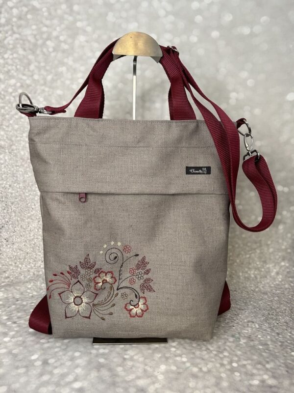 beige Rucksacktasche mit gesticktem Blumensujet in bordeaux und braun-Tönen