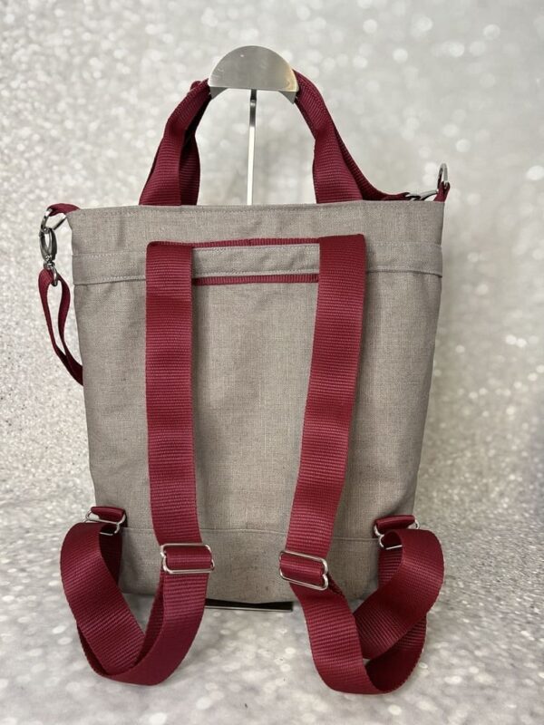 beiger Rucksack von hinten
