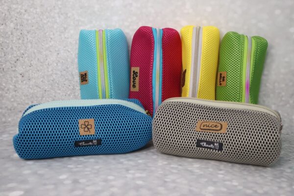 Etui, Kosmetiktäschchen aus weichem Mesh-Stoff in poppigen Farben