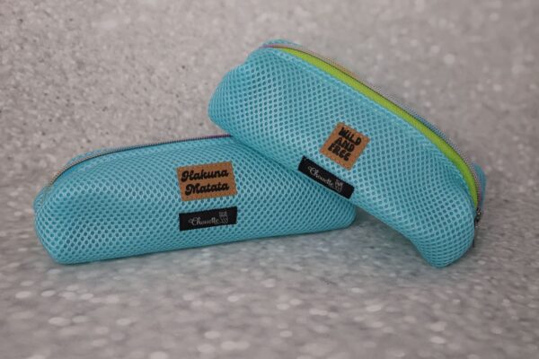Etui, Kosmetiktäschchen aus weichem Mesh-Stoff in knalligem hellblau