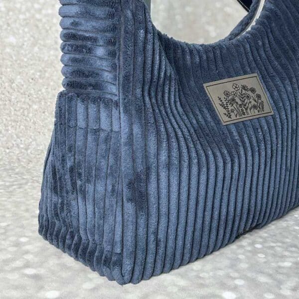 dunkelblaue flauschige Cord-Tasche
