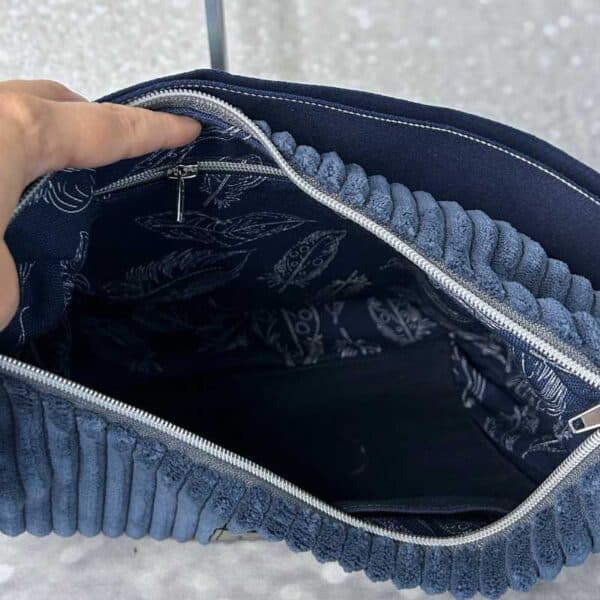 Blick in eine dunkelblaue Cord-Tasche