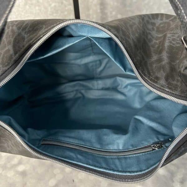 Blick in eine grau-schwarze Tasche